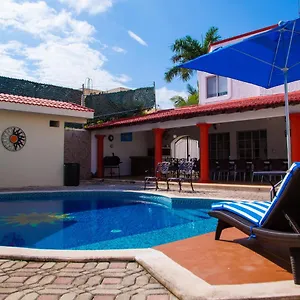 Hermosa Casa, En Renta Vacacional Con Piscina, A Tan Solo10 Minutos De La Playa, Cerca De Centros Comerciales, Restaurantes, Bares Y Supermercados , Cancún México